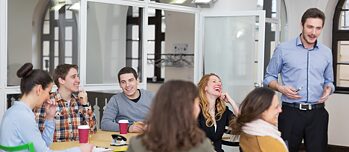 Studenten im Studiumraum